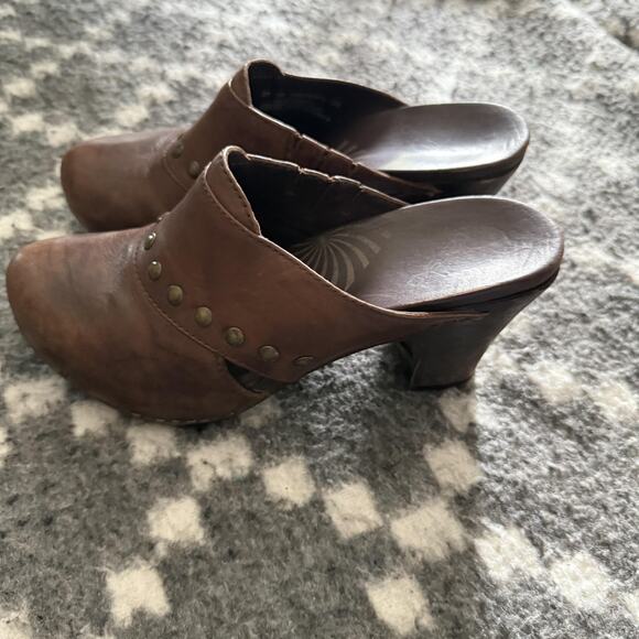 Dansko Shoes Womens Size 7.5 Brown Leather‎ Studded Clogs Slip On Heels Comfort - Picture 6 of 12